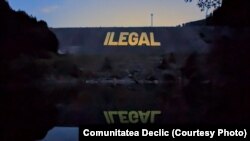 Asociația civică Declic a proiectat în mod repetat termenul „ilegal” pe barajul folosit ca ecran de proiecție.