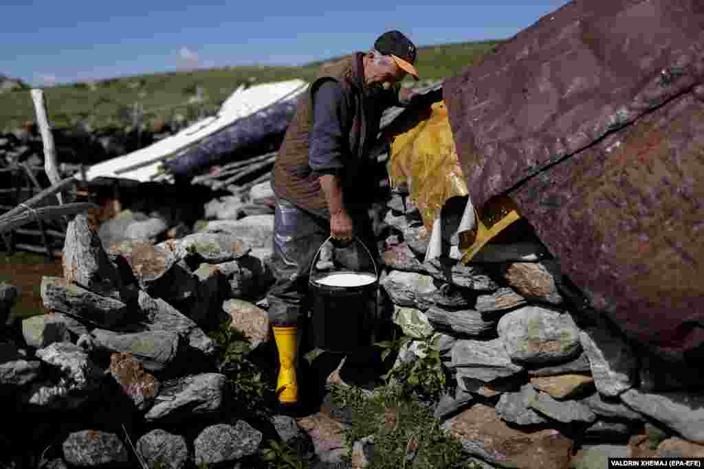 Бајрам носи овчо млеко од неговата планинска колиба.