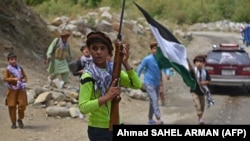 В долината Панджшир децата също са въоръжени в помощ на съпротивата срещу талибаните.