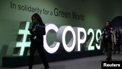 Učesnici prolaze kroz zgradu za vrijeme održavanja COP29 u Bakuu, novembar 2024.