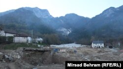 Početkom oktobra su Donju Jablanicu zatrpale hiljade tona kamena i zemlje, koju su bujične poplave pokrenule u kamenolomu iznad naselja. Foto: 9. novembar 2024. godine. 