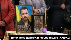 Проукраинский волонтер из Бахмута Артем Мирошниченко умер 5 декабря 2019 года, а суд Славянска все еще не начал заново рассматривать материалы дела