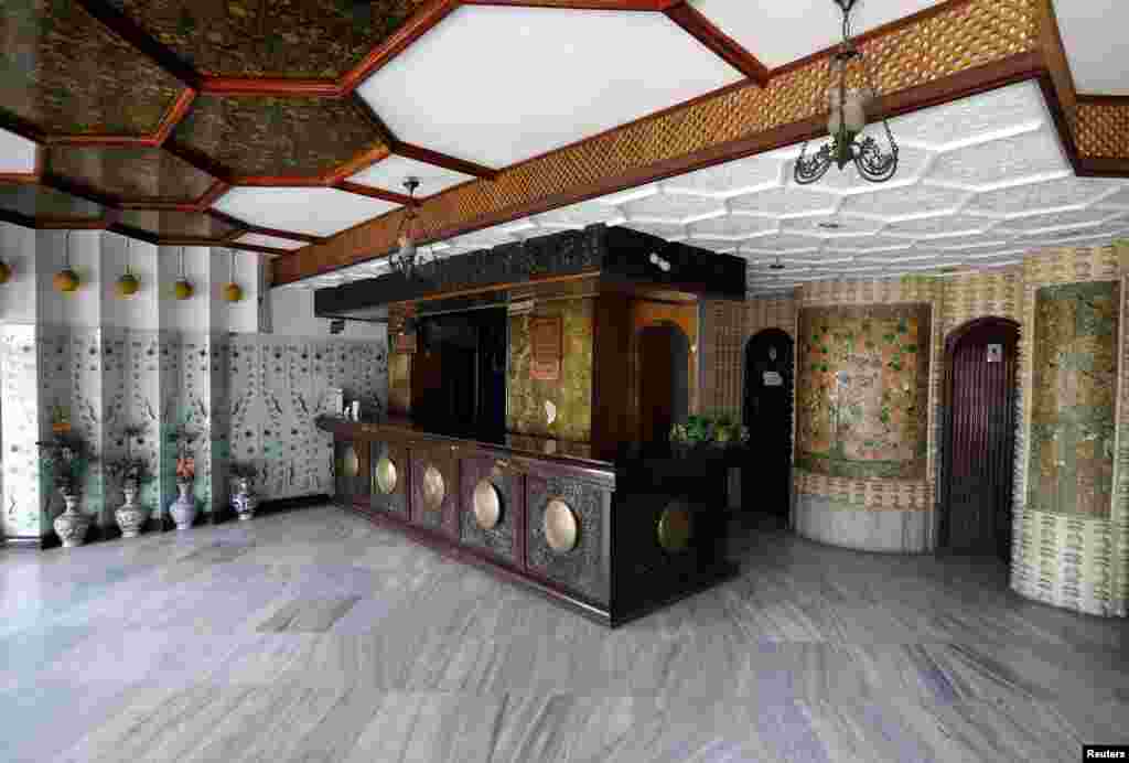 Dhoma e pritjes së një hoteli është e zbrazët. Kryeministri i Indisë, Narendra Modi, ka thënë se revokimi i autonomisë do të lejojë që Nju Delhi të heqë qafe rajonin e &quot;terrorizmit dhe separatizmit&quot;.