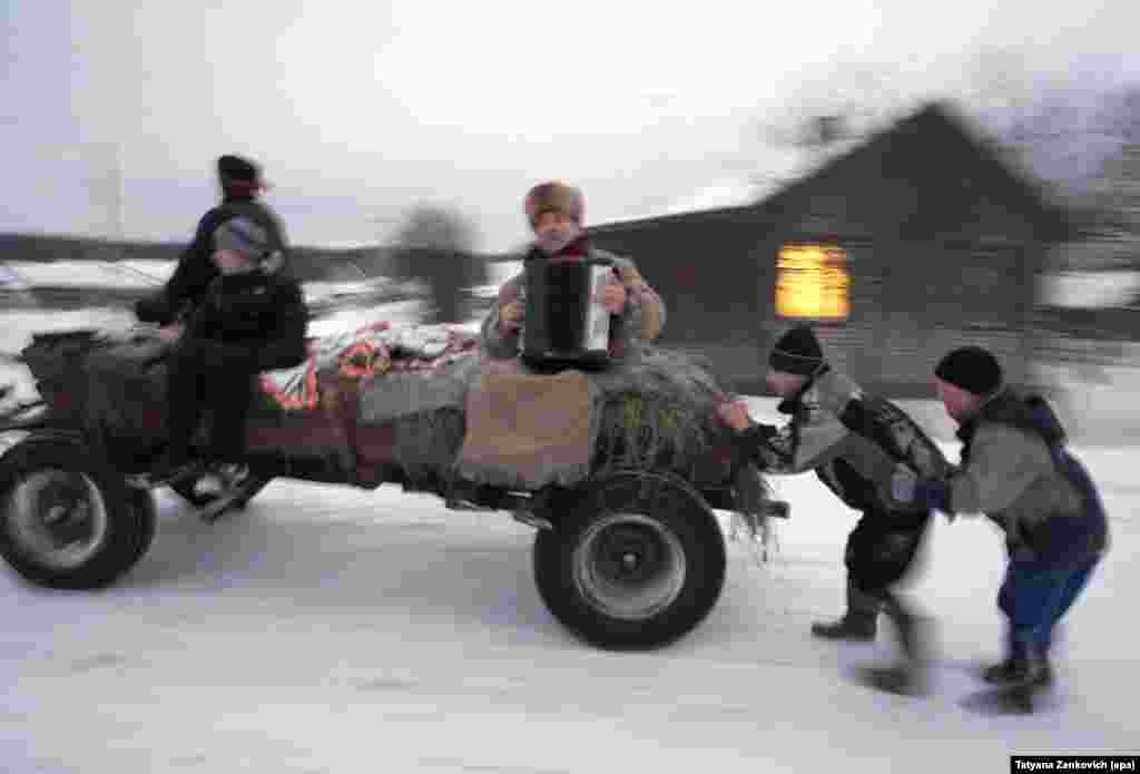 Bjelorusija - Proslava Božića u bjeloruskom selu Kalači, 7. januar 2013. Foto: EPA / Tatjana Zenkovič 