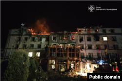 În timp ce SUA își retrag sprijinul pentru Ucraina, Rusia atacă în continuare orașele ucrainene. Urmările atacului de la Krivoi Rog din 5 martie, care a ucis 3 oameni și a rănit alți 31.