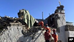Spasioci tragaju za ljudima pod ru ševinama nakon zemljotresa na Tibetu, 7. januar 2025.