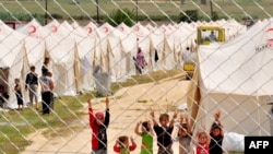 Djeca koja su sa porodicama izbjegla iz Sirije u Sirijske izbjeglice u kampu Boynuyogunu u Turskoj, 12. juni 2011. godine