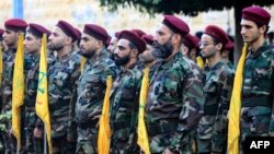 Luftëtarët e Hezbollahut duke marrë pjesë në ceremoninë mortore të dy komandantëve të tyre që u vranë gjatë një sulmi izraelit në periferi të Bejrutit. 25 shtator 2024.