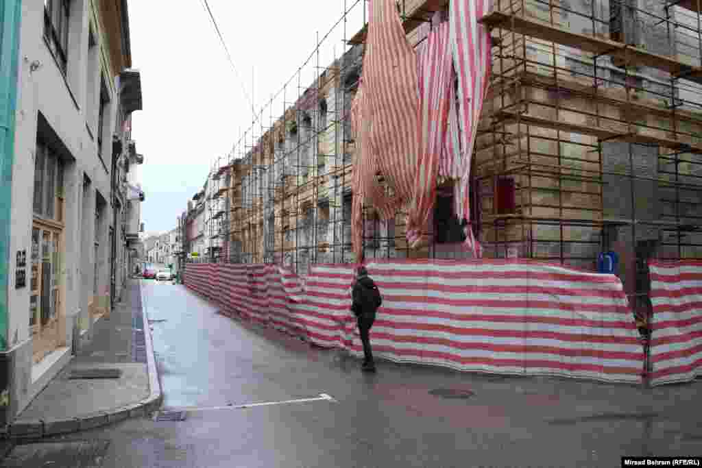 Zgrada među Mostarcima poznatija kao Zema ili Nama, takođe u Titovoj ulici; riječ je o zgradi sagrađenoj u vrijeme austrougarske vlasti u BiH; objekat je najprije služio kao sjedište vojne komande Austrougarske vojske u Mostaru; Upamćena je kao Zemaljski magazin (Zema), te Narodni magazin (Nama); uoči rata 1992. godine, služila je kao bazar, sa više prodavnica robe široke potrošnje. &nbsp;