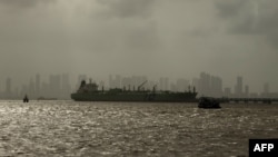 Un petrolier navighează în Marea Arabiei, la Mumbai. Fotografie de arhivă.