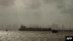 Государственные нефтеперерабатывающие заводы Индии возобновили закупку российской нефти после короткого перерыва, несмотря на рост тарифов и критику со стороны администрации Дональда Трампа