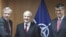 Predsjednik i premijer Kosova Fatmir Sejdiu (s) i Hašim Tači (d) sastali su se generalnim sekretarom NATO-a Jap de Hop Skeferom u Prištini, nepun mesec nakon proglašenja nezavisnosti Kosova, 14. marta 2008.