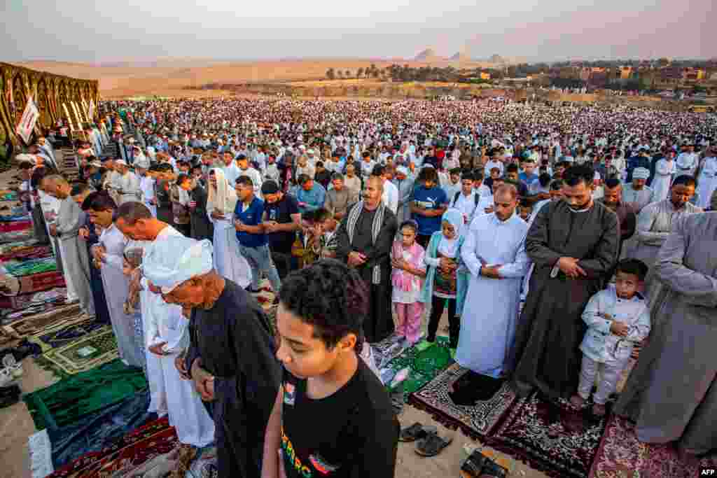 Намози ид дар деҳаи Абусири Миср. 6 июн 