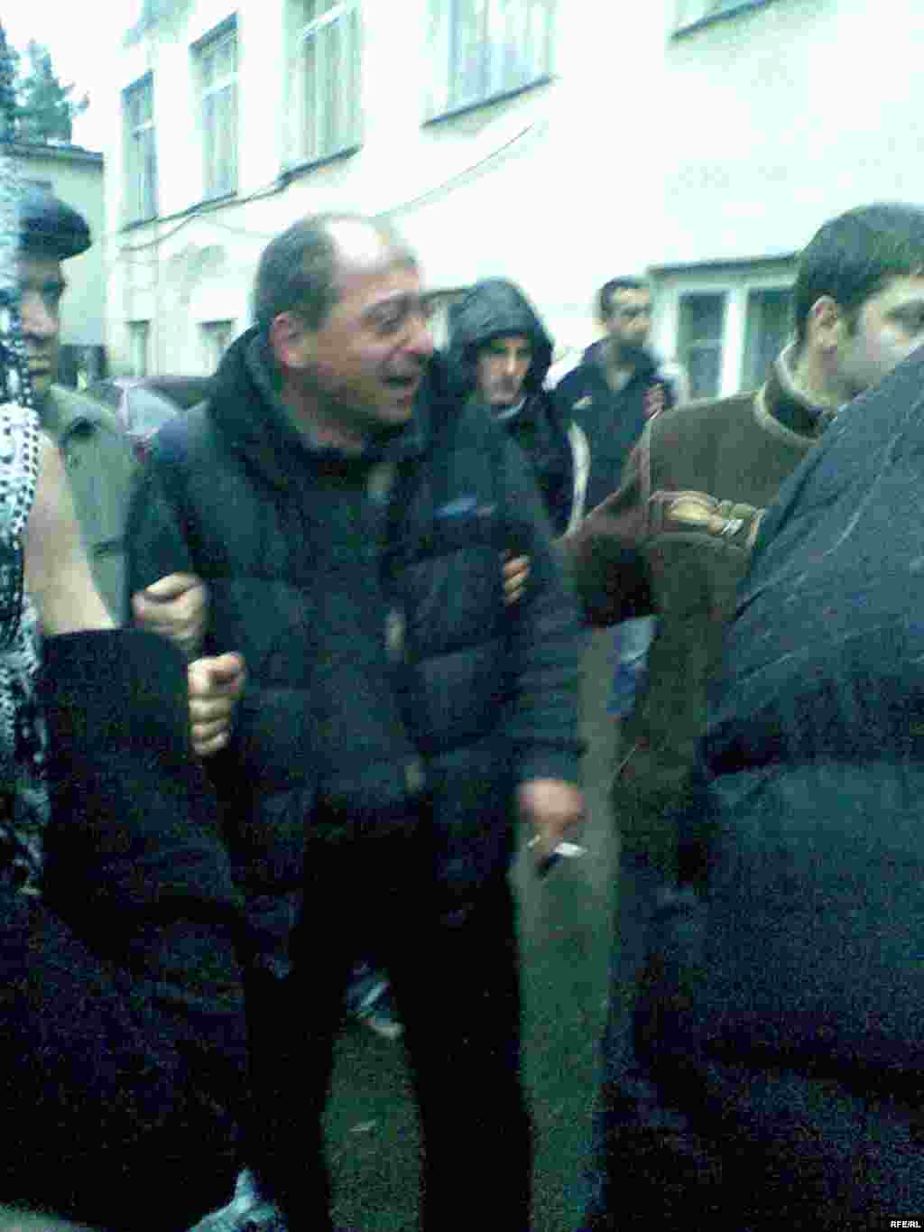 ამ კაცმა აფეთქების შედეგად მეუღლე და 8 წლის ქალიშვილი დაკარგა