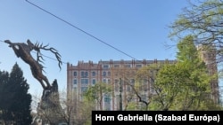 A volt Postapalota épülete előtt látható Csodaszarvast közel kétszázmillió forintból készítette Szőke Gábor Miklós, aki további, több százmillió forint értékű felkéréseket kapott, többek között ezüstoroszlánok, medve- és bikaszobrok elkészítésére az MNB-alapítványoktól