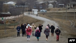 După școală, satul Bumbăta