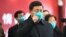 Președintele Xi Jinping, dând indicații unor medici chinezi