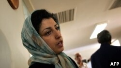 Nargesz Mohammadi iráni ellenzéki emberi jogi aktivista az Emberi Jogokat Védelmező Központban, Teheránban 2007. június 25-én