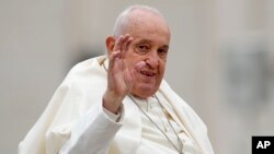 Papa Francisc (1936-2025) într-o fotografie din Piața Sfântului Petru de la Vatican, pe 31 martie 2024, duminica Paștelul de anul trecut.