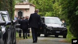 Delegații sosesc la Ambasada Omanului la Roma după o întâlnire cu ușile închise între delegațiile iraniene și cele americane pentru a discuta despre programul nuclear al Teheranului, care avansează rapid, vineri, 23 mai 2025.