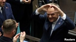 Доналд Туск благодари с жест, след като парламентът го избра за министър-председател