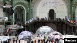 Participanți la summitul AI de la Paris în prima zi, la Grand Palais, din Paris (10 februarie 2025) 