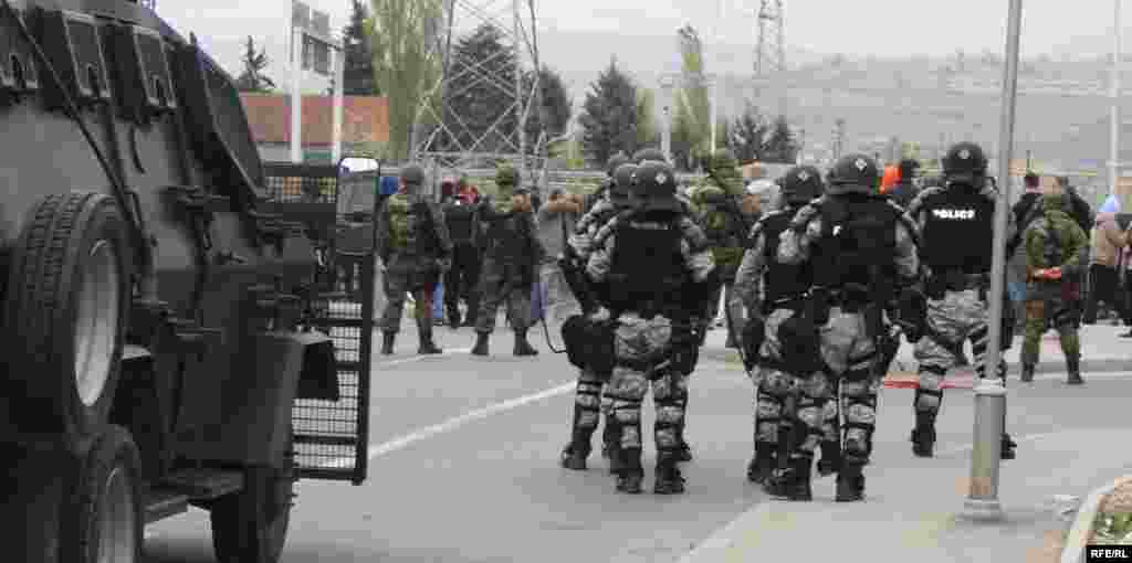 Револтирани граѓани се собираат во Бутел во знак на протест откако петмина млади момчиња ноќеска биле убиени во близина на Смилковското Езеро.