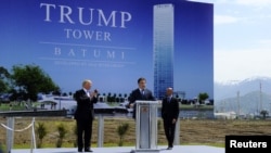 დონალდ ტრამპი და მიხეილ სააკაშვილი „ტრამპ ტაუერის“ პრეზენტაციაზე ბათუმში 2012 წელს