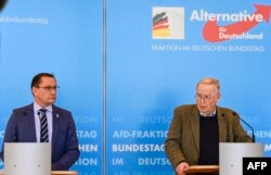 Ami biztosnak tűnik: a kék szín nem fog megjelenni meg az új koalícióban. Senki nem akar közösködni a radikális jobboldali AfD-vel, az Alternative für Deutschlanddal. A képen a parlamenti frakció társ-frakcióvezetője, Alexander Gauland és helyettes vezetője, Tino Chrupalla egy 2021. március 3-i sajtótájékoztatón