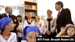 Áder János köztársasági elnök és felesége, Herczegh Anita a San Fernando-völgyi Magyar Református Egyház vasárnapi iskolájában Los Angelesben 2013. október 27-én (képünk illusztráció)