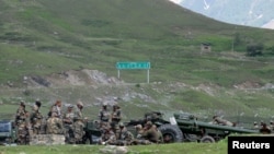 Vojnici indijske vojske odmaraju se u improvizovanom tranzitnom kampu prije nego što su krenuli u Ladak, 16. juna 2020.