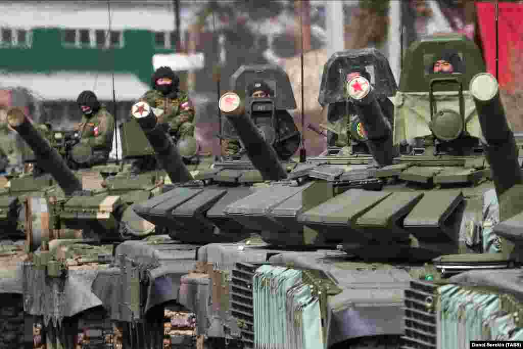 Тенкови од типот Т-72Б3 се приклучуваат на подготовките за парадата. Пробите се закажани и за 5 и 7 мај во Екатеринбург.