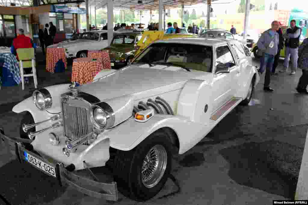 Vrhunska replika, rađena na američkom Cadillacu, kojih ima &ndash; kako kažu organizatori &ndash; samo 150 primjeraka u cijelom svijetu. Ovo je jedini primjerak na Balkanu.