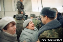 O femeie lituaniană și un soldat sovietic la Vilnius în ianuarie 1991.