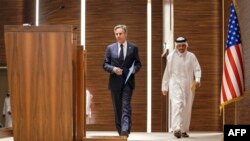 Antony Blinken (lijevo) i Mohamed bin Abdulramano bin Jasim Al-Tani, u Dohi, Katar, 24. oktobra 2024.