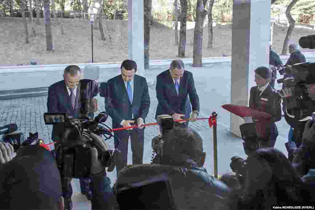 სასტუმრო გახსნეს საქართველოს საპარტნიორო ფონდის ხელმძღვანელმა ირაკლი კოვზანაძემ, პრემიერ-მინისტრმა ირაკლი ღარიბაშვილმა და ყაზახეთის ნავთობკომპანია "ყაზტრანსოილის" დირექტორმა კაბილდინ კაიერგელდმა.