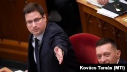Gulyás Gergely, a Miniszterelnökséget vezető miniszter és Rogán Antal, a Miniszterelnöki Kabinetirodát vezető miniszter az Országgyűlésben, 2019. december 10-én. Magyarországon mindketten komoly befolyással vannak az állampolgárok tájékoztatási színvonalára