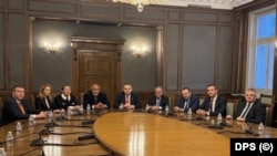 Лидерите на ГЕРБ Бойко Борисов и на ДПС Делян Пеевски заедно с техни представители около масата на Политбюро на БКП, 22 октомври 2025 г.