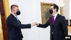 Претседателот на ВМРО-ДПМНЕ, Христијан Мицкоски, и претседателот на Македонија, Стево Пендаровски, на средба во Вила Впдно - 7 мај 2021