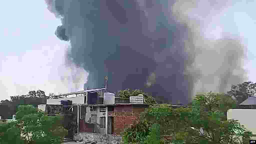 Füstfelhő jelzi a lakóházak felett, hova csapódott be az Air India 171-es járata az India nyugati részén fekvő, 7,5 milliós Ahmedabadban