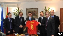 Македонскиот премиер Никола Груевски и претседателот на УЕФА Мишел Платини