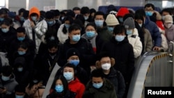 Ljudi u Pekingu sa maskama na licu, 20. januar 2021.