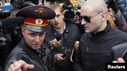 Сергій Удальцов (п) прибуває на допит у Слідчому комітеті Росії 11 жовтня 2012 року