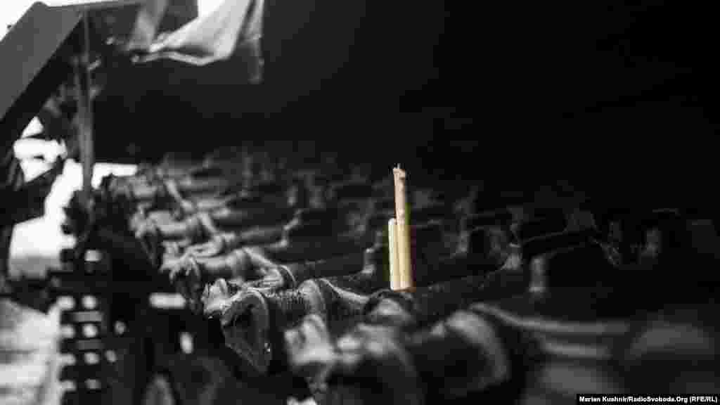 Цей танк знає кожен, хто проїжджав у бік Пісків, хтось намагається зупинитися й просто постояти, хтось – запалити свічку чи помолитися