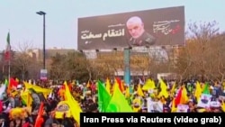 Hiljade Iranaca učestvovalo je na pogrebnom okupljanju za ubijenog komandatna elitnih Kuds snaga Revolucionarne garde Irana Kasema Sulejmanija, u šiitskom svetom gradu Mašhadu, 5. januara 2020.