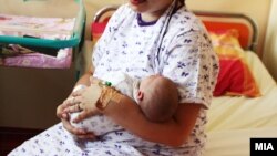 Мајка и бебе во болница во Скопје