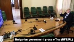 Премиерът Бойко Борисов поздравява колегите си по време на четвъртата видео среща на върха на ЕС за коронавируса