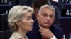 Orbán Viktor figyeli az Európai Parlament ülésén beszélő Ursula von der Leyent Strasbourgban 2024. október 9-én 