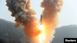 Na fotografiji Centralne novinske agencije Severne Koreje (KCNA) projektil koji je ispalila severnokorejska vojska na nepoznatoj lokaciji, 20. marta 2023.