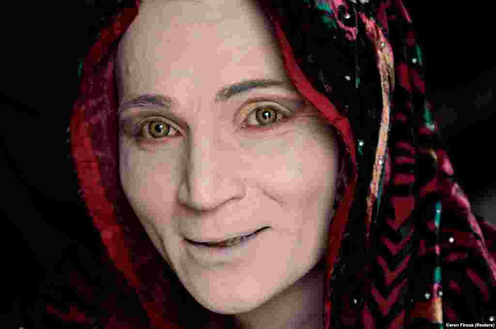 Рани, членка на трансродовите заедници, се подготвува за забава во Пешавар, северозападен Пакистан, 22 јануари 2017.